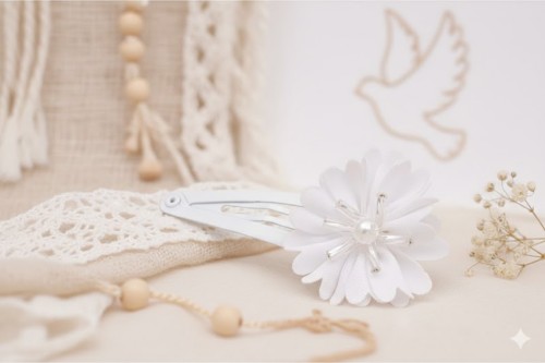 Transparentne pręciki nadają wsuwce subtelnego blasku.