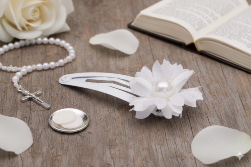 Biała wsuwka zapewnia stabilne i wygodne mocowanie.