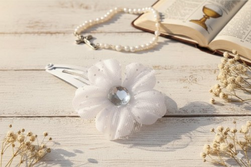 Tiulowy kwiat tworzy lekką i eteryczną ozdobę komunijną.