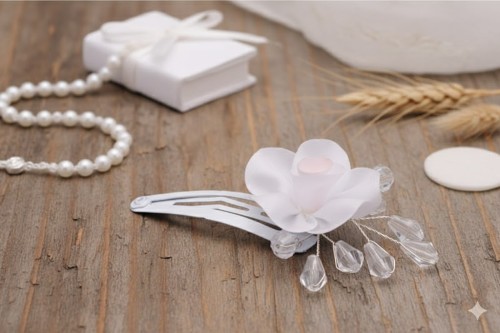 Delikatny biały kwiat tworzy subtelną ozdobę komunijną.