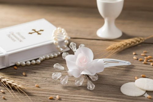 Kryształowe zawieszki poruszają się, dodając fryzurze lekkości.