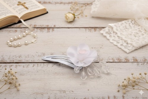 Pastelowy akcent w centrum kwiatu podkreśla elegancki charakter.