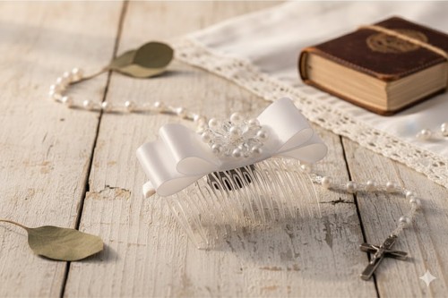 Perłowo-kryształowy środek subtelnie rozświetla fryzurę.