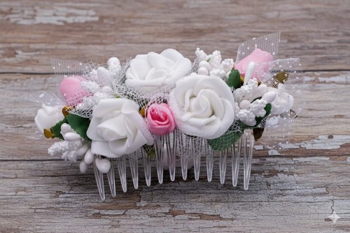 Białe kwiaty z delikatnym pudrowym różem tworzą dziewczęcą kompozycję.