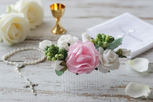 Przezroczysty grzebyk zapewnia stabilne mocowanie.