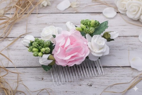 Białe kwiaty i zieleń tworzą naturalne tło stroika.