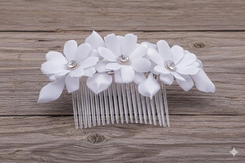 Trzy białe kwiaty tworzą minimalistyczną, elegancką kompozycję.