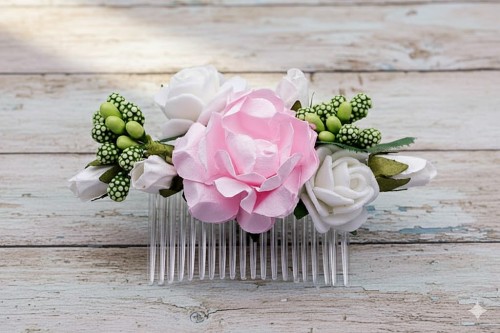 Pudrowa piwonia stanowi centralny punkt kompozycji.