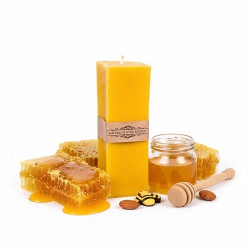 Świeca woskowa KOSTKA wykonana z naturalnego wosku pszczelego.