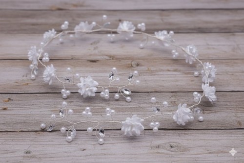 Delikatne białe kwiaty i perełki tworzą subtelną, komunijną kompozycję.