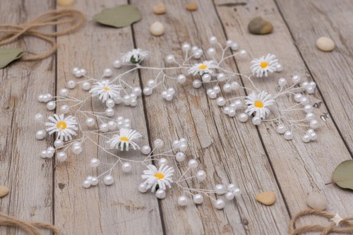 Elastyczny drucik umożliwia dopasowanie do koka i upięć.