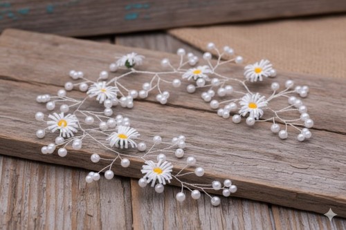 Subtelne stokrotki i perełki tworzą lekką, komunijną kompozycję.