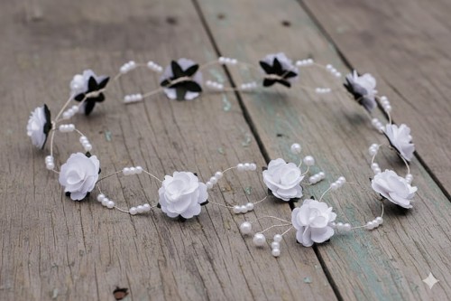 Białe różyczki i perełki tworzą elegancką, komunijną kompozycję.