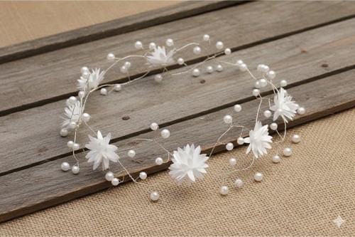 Drobne białe kwiaty i perełki tworzą lekką, komunijną kompozycję.