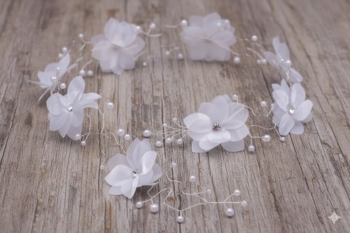 Elastyczny drucik umożliwia dopasowanie do koka i upięć.