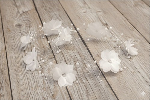 Uniwersalny rozmiar zapewnia wygodne i estetyczne ułożenie.