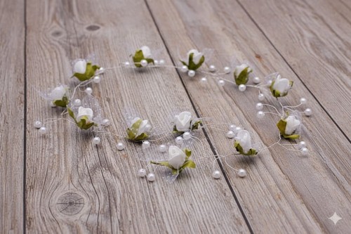 Drobne pąki, perełki i tiul tworzą lekką, komunijną kompozycję.