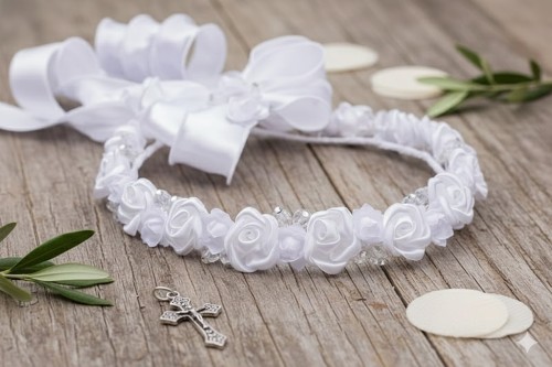 Pełne białe różyczki tworzą klasyczną, elegancką kompozycję.