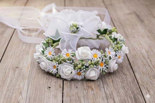 Naturalna kompozycja kwiatowa z zielonymi pączkami.