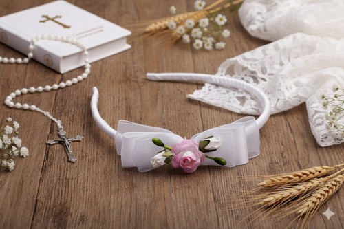 Delikatna kokarda z organzy nadaje opasce lekkości i elegancji.