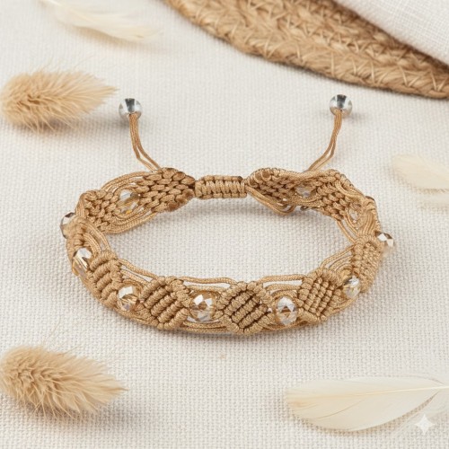 Jasnobrązowa kolorystyka o naturalnym i uniwersalnym charakterze.