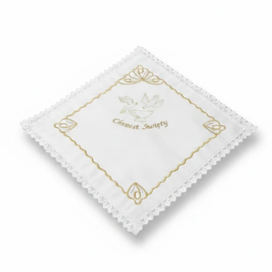 Szatka Chrzcielna Złota Aura – satyna 24 × 24 cm z klasycznym haftem