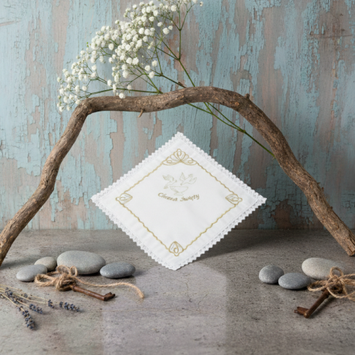 Szatka Chrzcielna Złota Aura – satyna 24 × 24 cm z klasycznym haftem