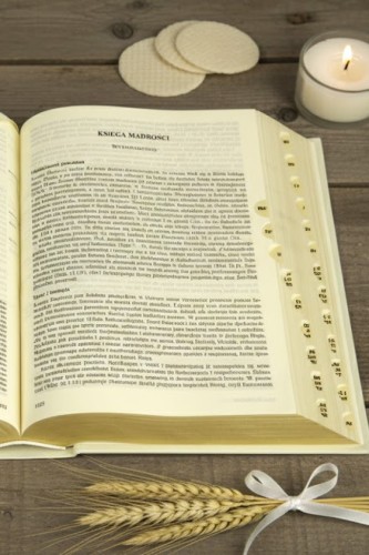 Wydanie z komentarzami, mapami i pomocami biblijnymi.