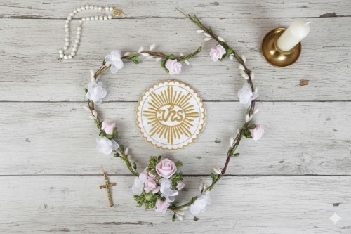 Złoty motyw promienisty na białym tle.