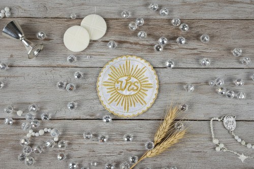 Precyzyjny haft komputerowy o wyraźnych detalach.