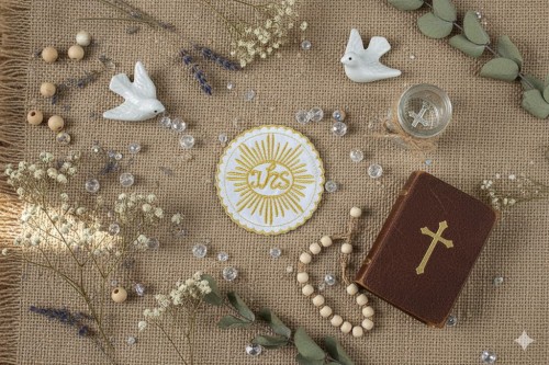 Średnica 7,5 cm odpowiednia do alby komunijnej.