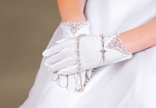 Rękawiczki komunijne z eleganckim haftowanym mankietem.