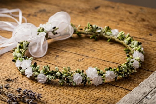 Smukła forma wianka podkreśla lekkość komunijnej stylizacji.