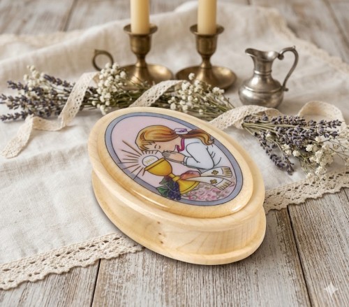 Drewniane pudełeczko na różaniec z motywem komunijnym dla dziewczynki.