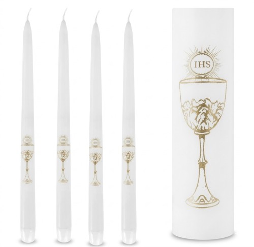 Białe świece komunijne z motywem kielicha – elegancka dekoracja stołu na przyjęcie komunijne.