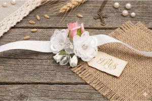 Ozdoba komunijna na rękę – biały kwiat z pudrowymi różami i zielenią