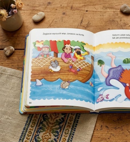 Format 145 × 185 mm odpowiedni do codziennego czytania.