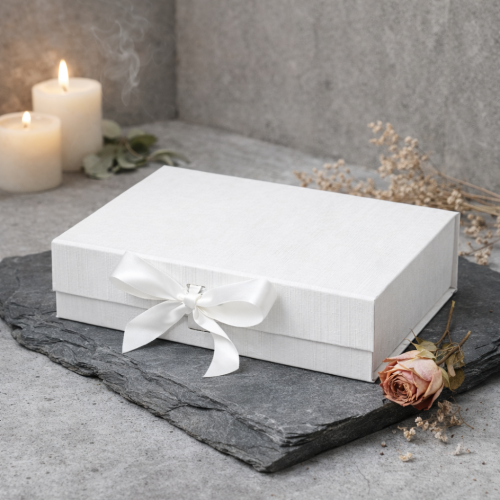 Pudełko magnetyczne A5 białe z wstążką 23,5×17×6 cm – elegancka kasetka prezentowa