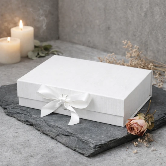 Pudełko magnetyczne A5 białe z wstążką 23,5×17×6 cm – elegancka kasetka prezentowa