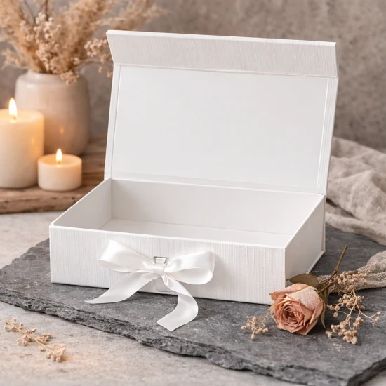 Pudełko magnetyczne A5 białe z wstążką 23,5×17×6 cm – elegancka kasetka prezentowa