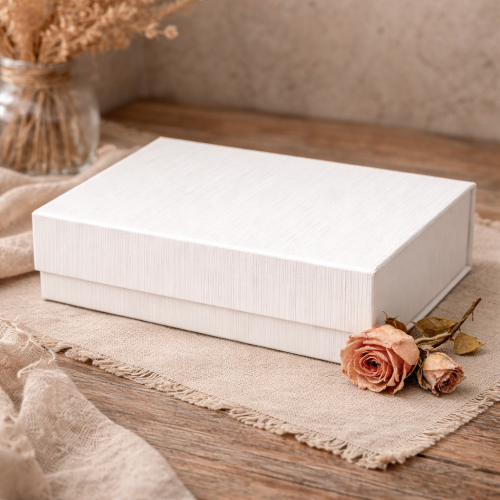 Pudełko magnetyczne A5 białe – struktura len 23,5×17×6 cm – kasetka prezentowa