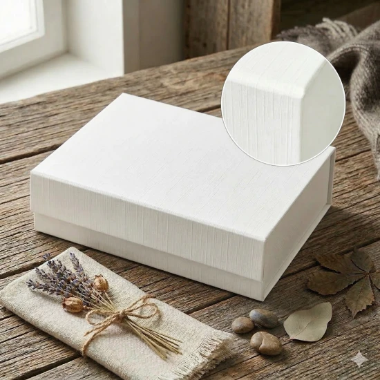 Pudełko magnetyczne A5 białe – struktura len 23,5×17×6 cm – kasetka prezentowa