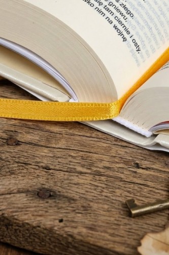 Wydanie z dodatkami i planem czytania Biblii.