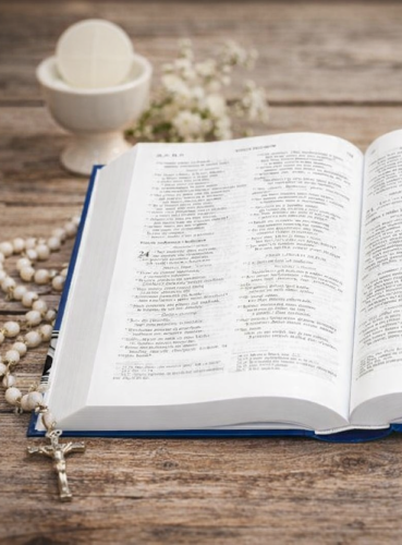 Elegancka oprawa z komunijnym motywem.