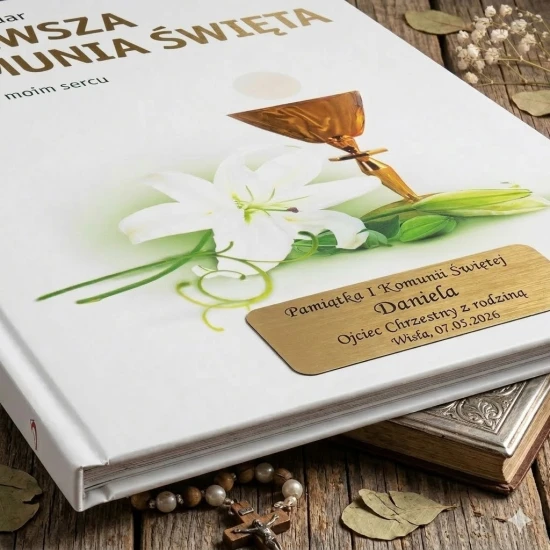 Personalizowany album komunijny z ilustracjami.