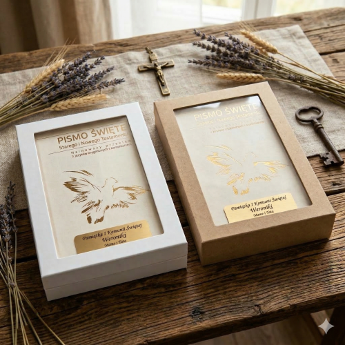 Możliwość zapakowania w pudełko z okienkiem - Pismo Święte ST i NT - biała ecri ze złoceniem i Twoim grawerem | Biblia Paulistów | Pamiątka I Komunii Świętej