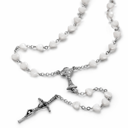 Różaniec komunijny z matowych serduszek.