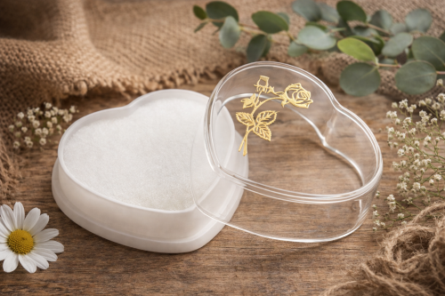 Etui na różaniec z motywem róży.