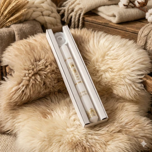 Swieca-na-Chrzest-Swiety-z-motywem-chrztu,-gromnica-z-okapnikiem-jako-pamiatka-sakramentu