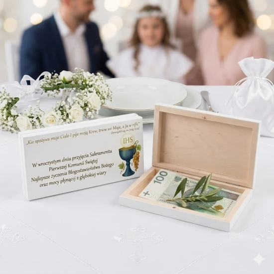Białe drewniane pudełko na banknoty z okazji I Komunii Świętej